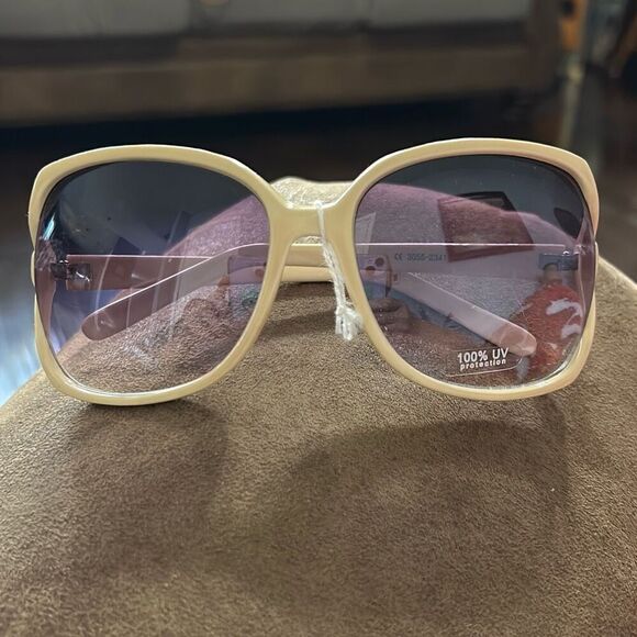 Vintage Oversized Cream Framed Sunglasses. 100% UV Protection - Picture 1 of 7